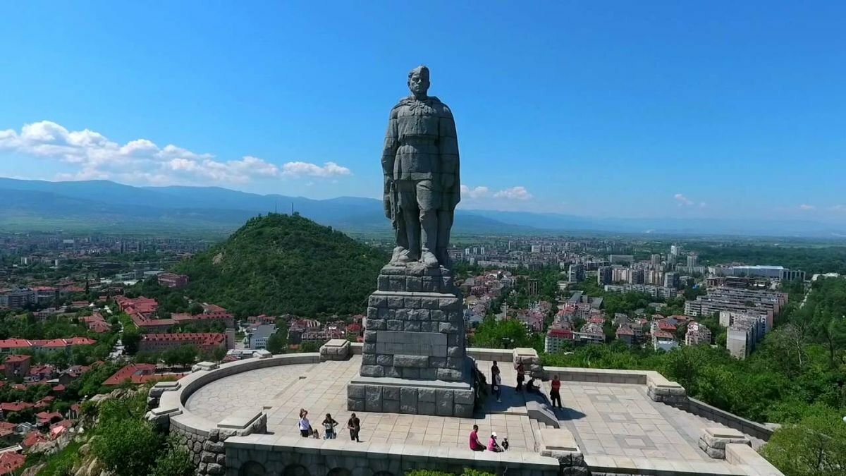 Стоит над горою алеша