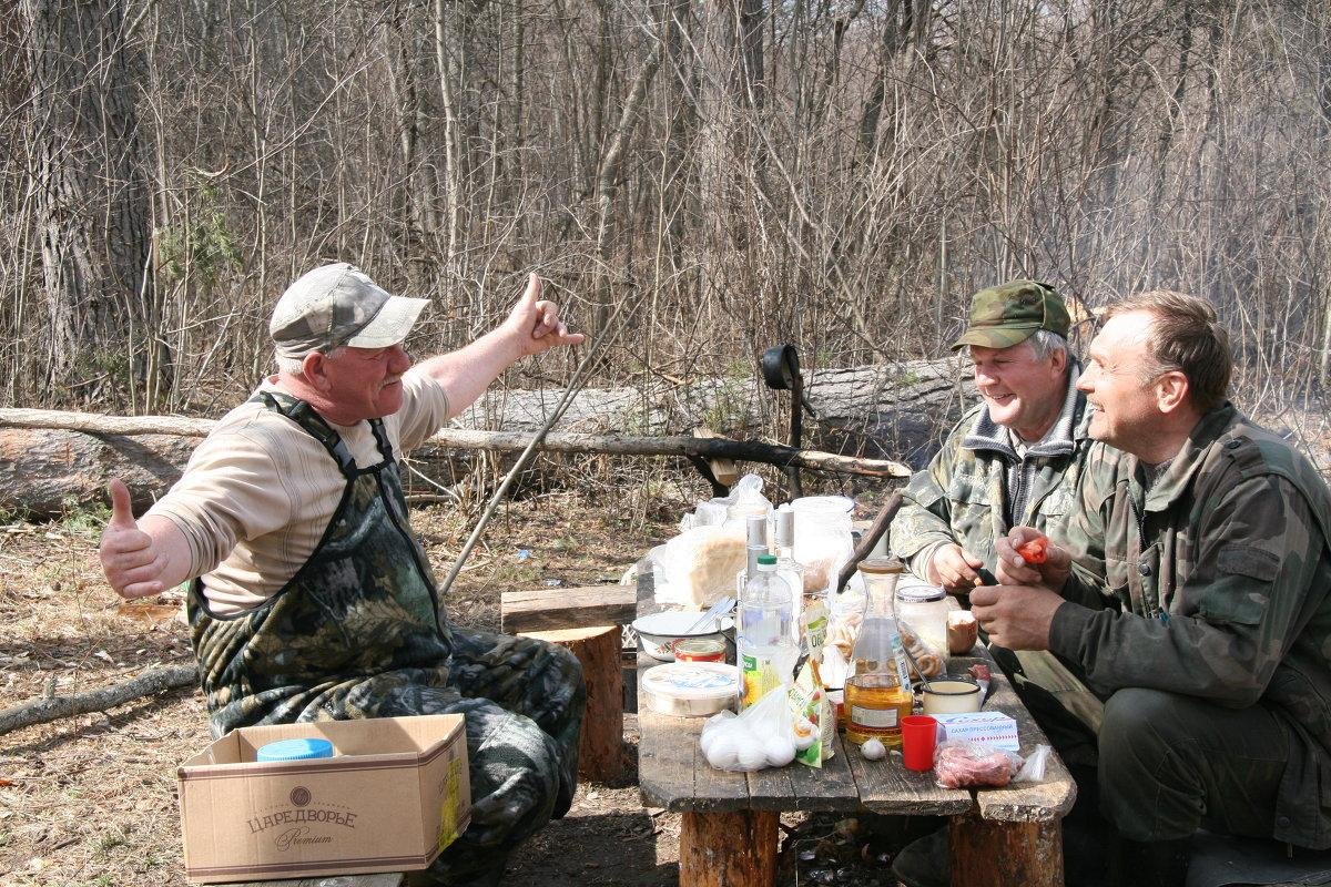 Почему пить охота. Охота и рыбалка. Природа рыбалка. Рыбак на природе. Рыбаки на привале.