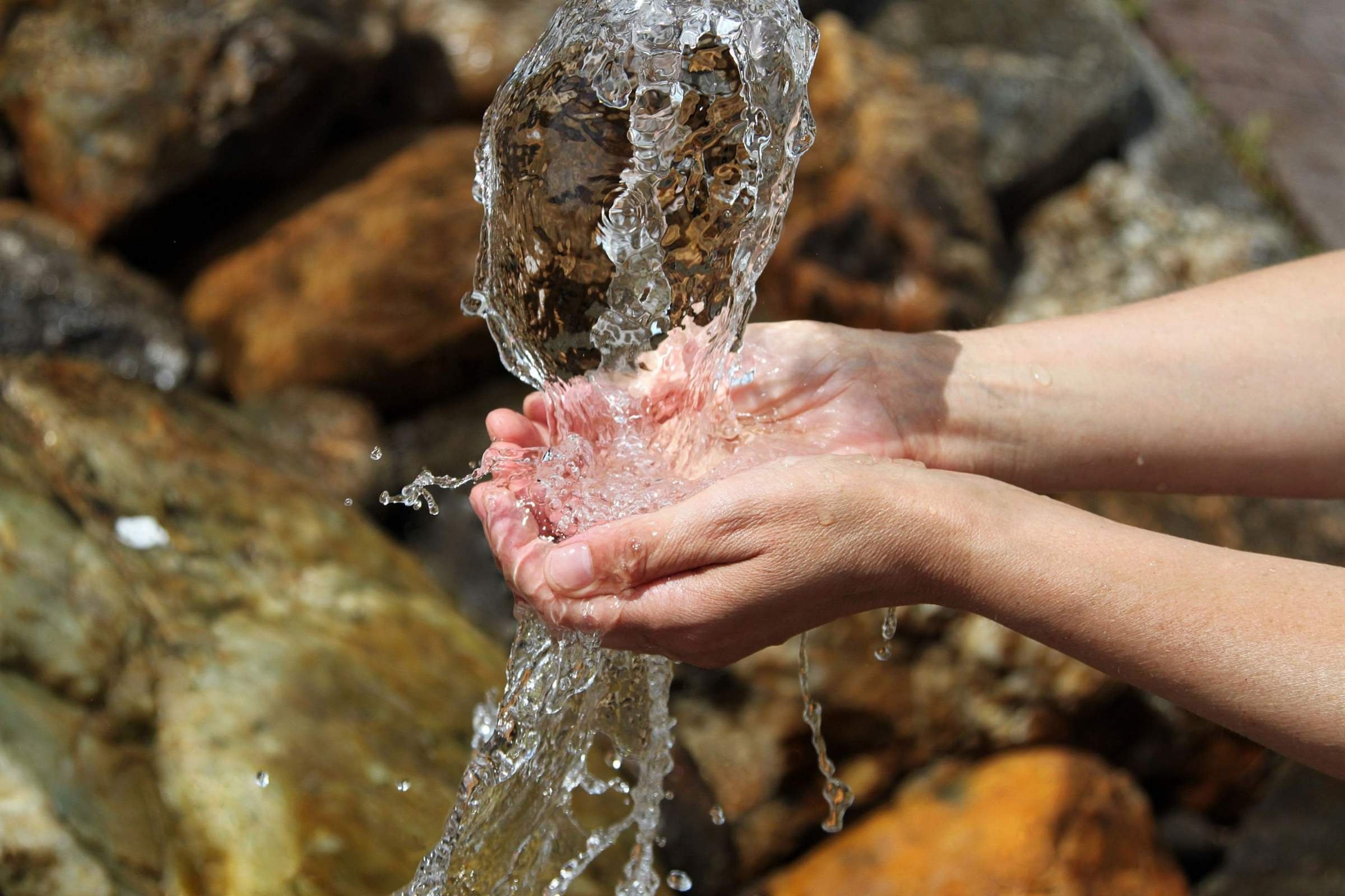 Откуда добывают воду. Источник воды. Подземные источники питьевой воды. Добыча воды. Вода из скважины.