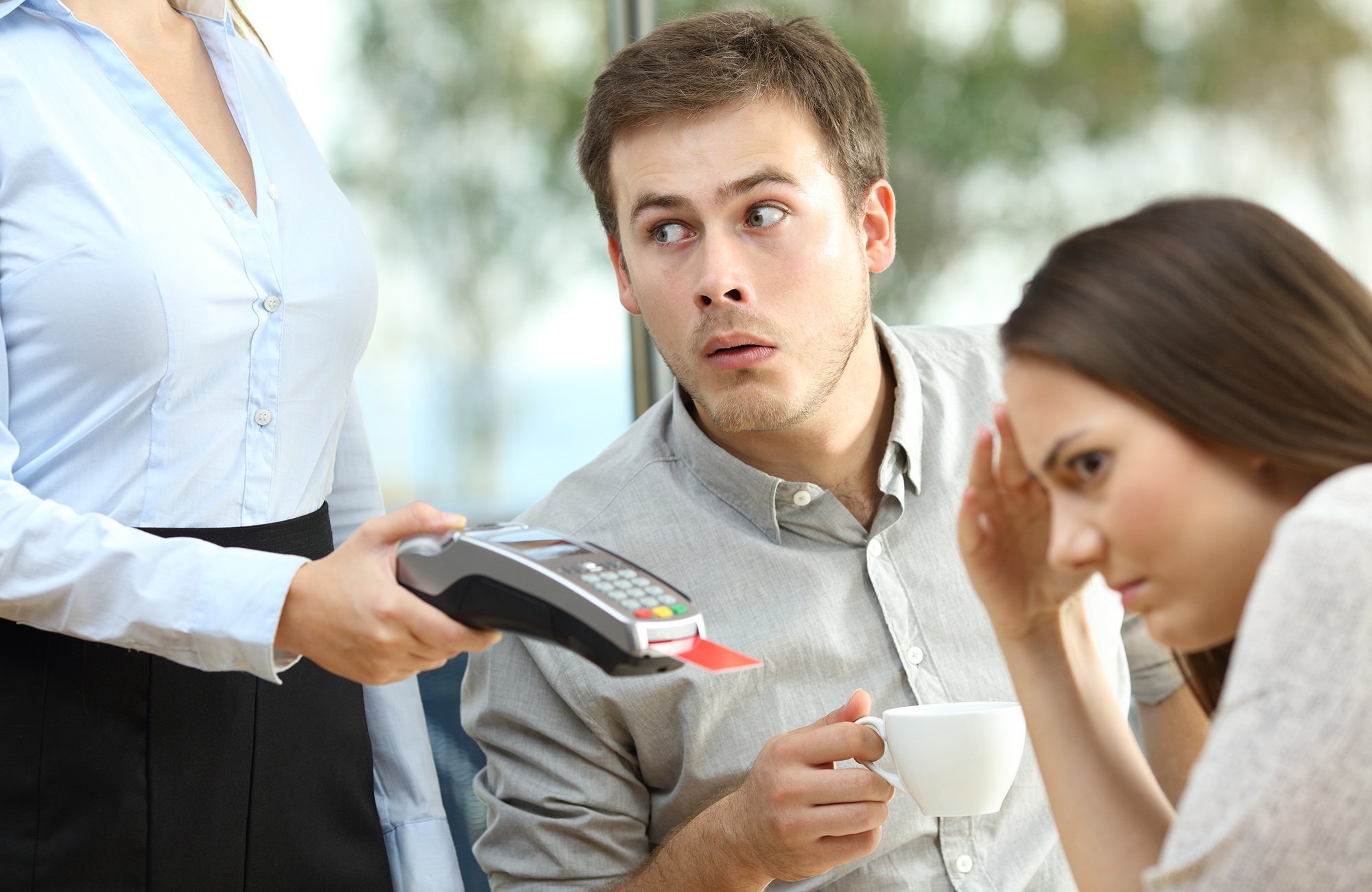 Парень дарит девушке подарок. Торговый агент. Быть предложены и в довольно. Быть предложены и в довольно. Торговый представитель.