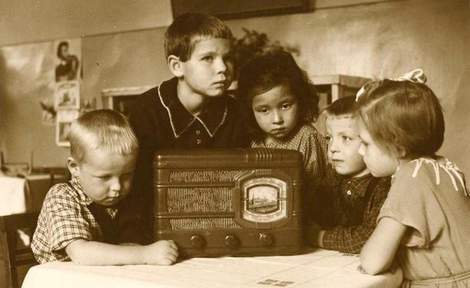 Слушают радио в деревне старые фото