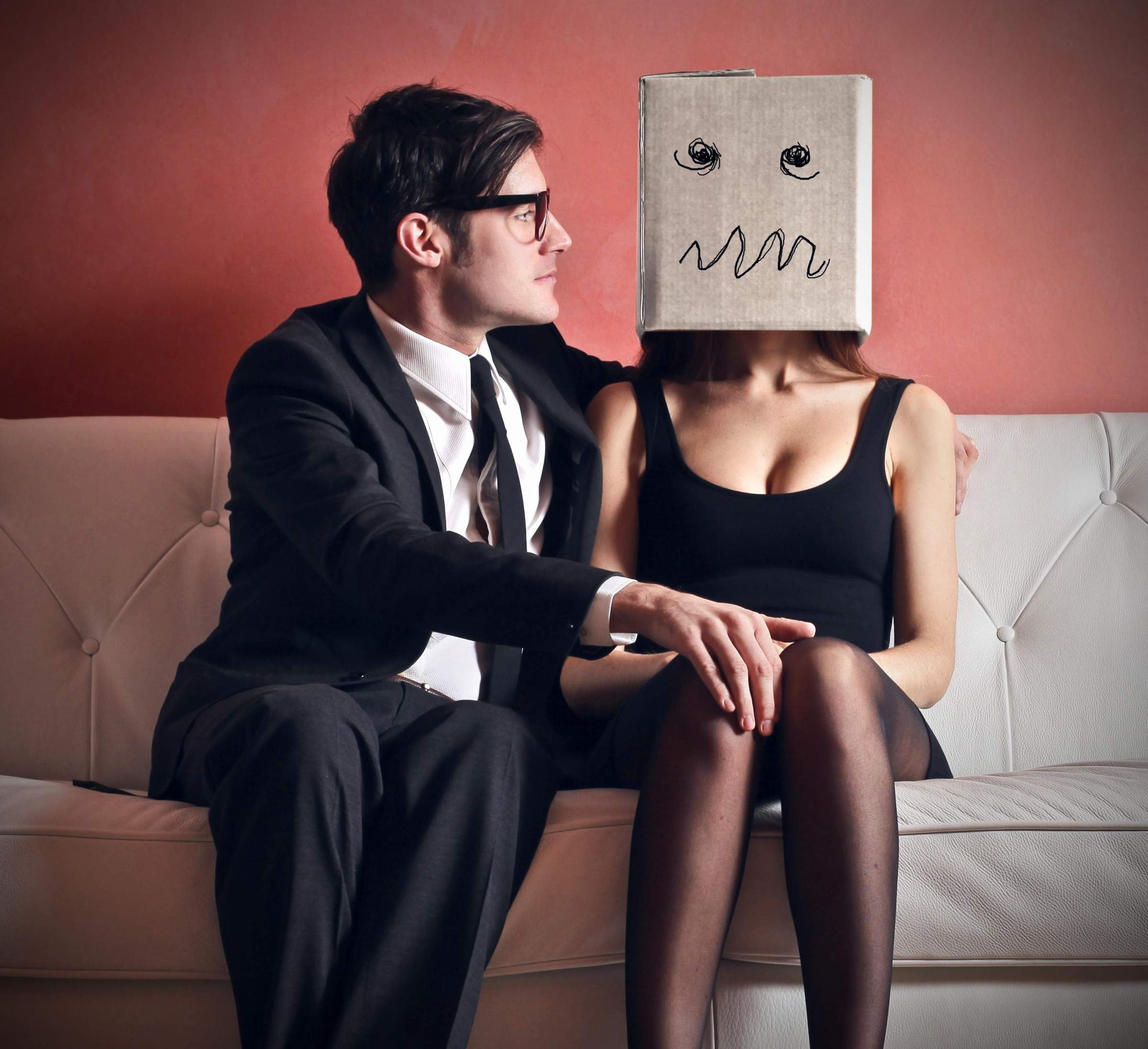 страх перед женщиной. мужчина и женщина. супружеская измена. человек раздражен. о женщина.