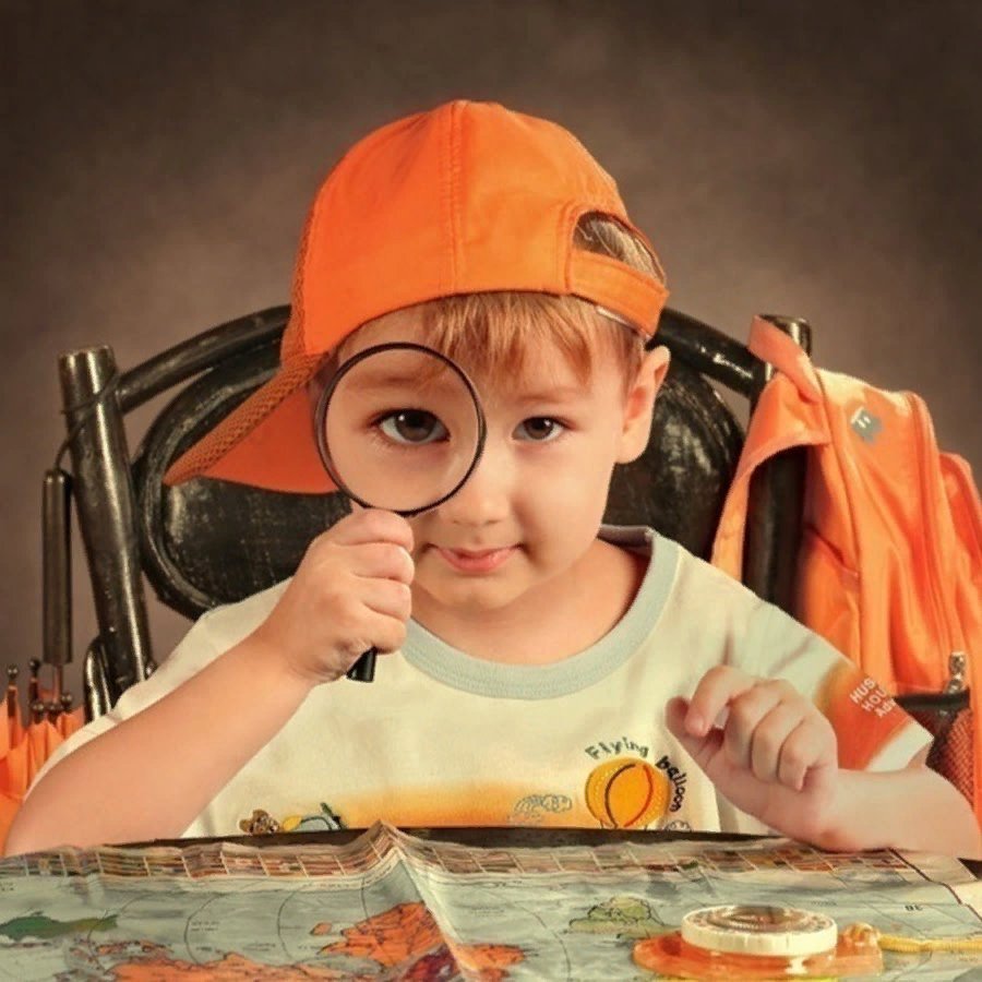 взрослый учит ребенка. дети на квестах. ребенок бежит в прискачку. дети бегают и смеются. квесты для детей в москве.