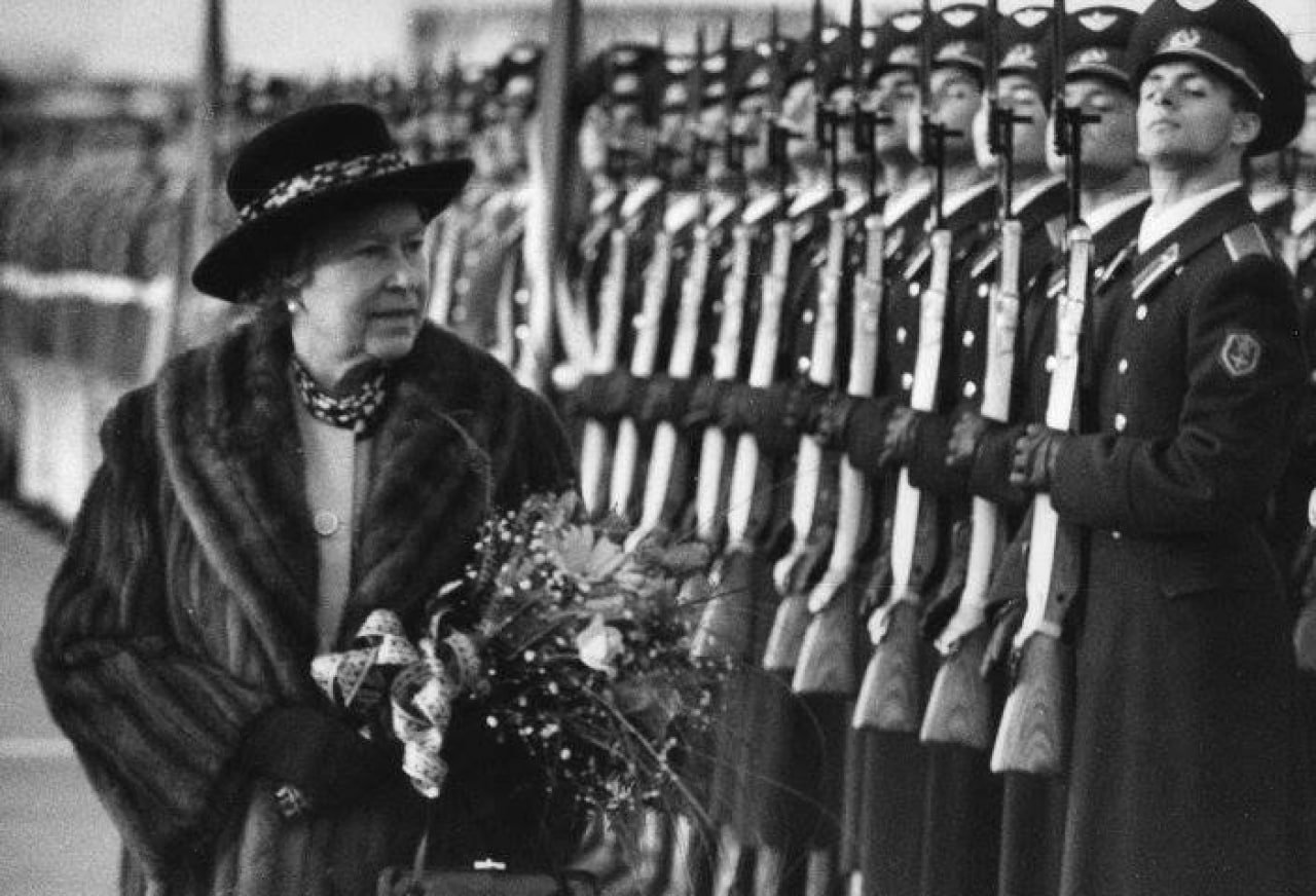 виктор королев бродвей на тверской альбом. проспект королёва 1998 год. королев 1994 года. королева елизавета в москве с ельциным. виктор королев бродвей на тверской альбом.