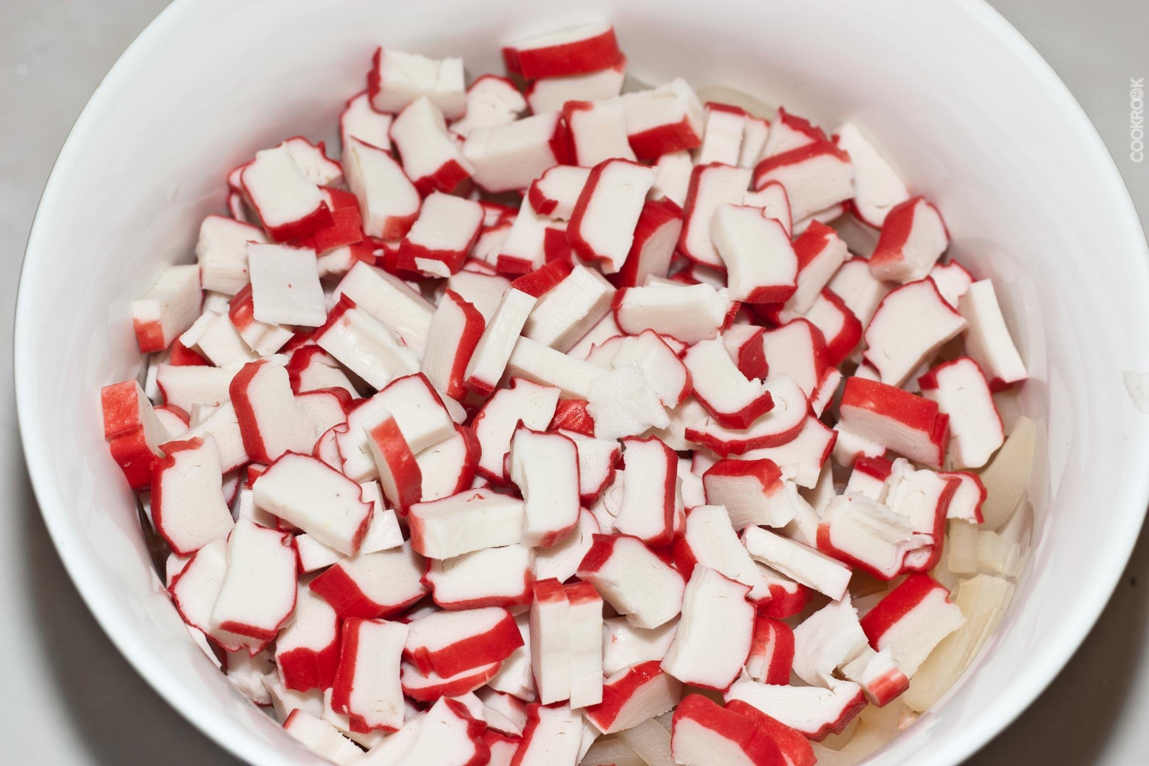 нарезанные крабовые палочки. крабовые палочки красивые. крабовые палочки фото. крабовые палочки на тарелке. закуски на палочках.