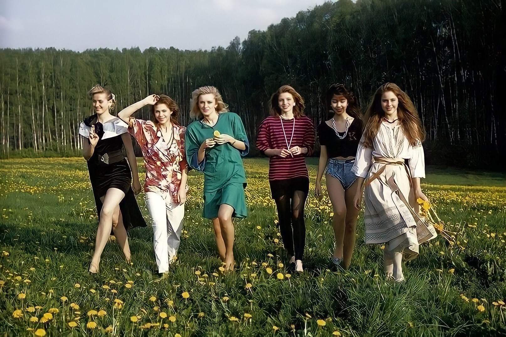 Фото из 90 х девушки. Девушки 90-х. Мода 90-х девушки. Сельские девушки. Платья 90-х годов.