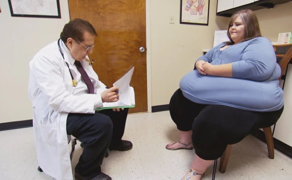 довольный пациент. женщина на приеме диетолога. толстый человек у врача. избыточный вес. ожирение у подростков.