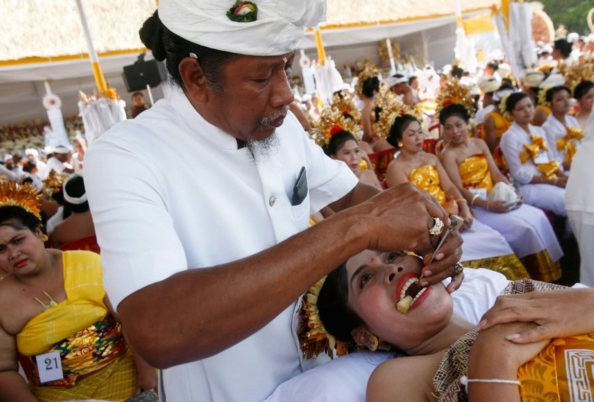 ритуал эль колачо прыжки через младенцев. странные обряды. странные обряды. странные обряды. странные обряды.