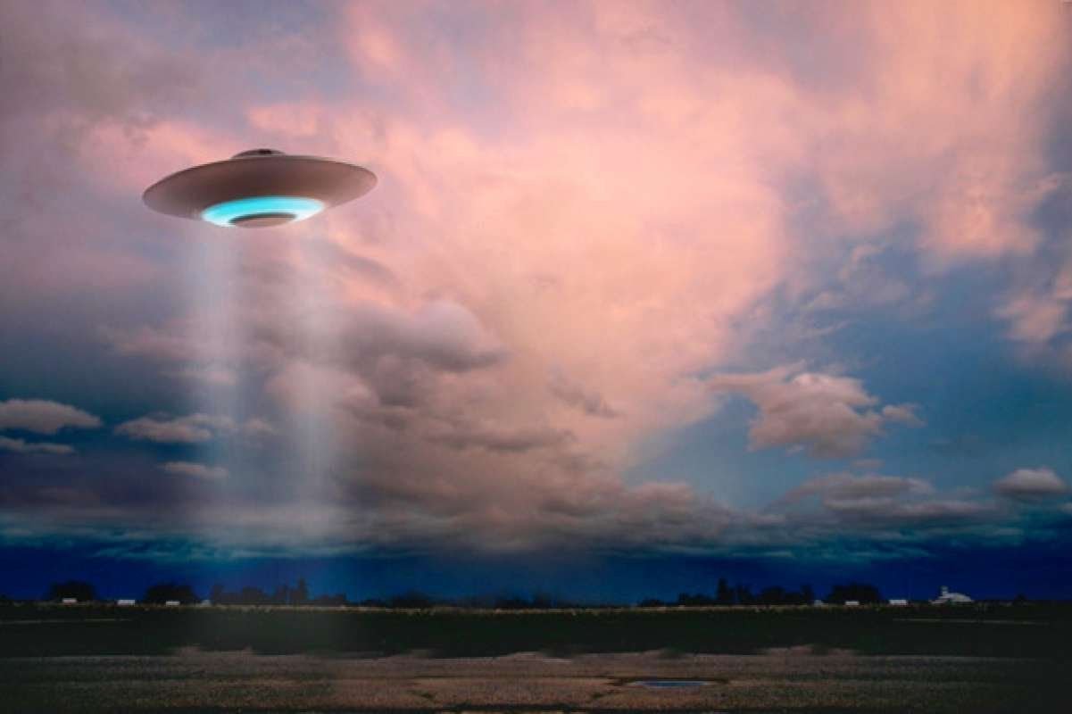 Тарелка летит. НЛО UFO неопознанные летающие объекты. НЛО В Анапе. УФО НЛО В России. Летающая тарелка.