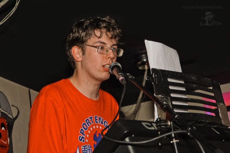 Автор исполняет песню. Авторская песня. Автор исполняет песню. Автор исполняет песню. Новелла матвеева стихи.