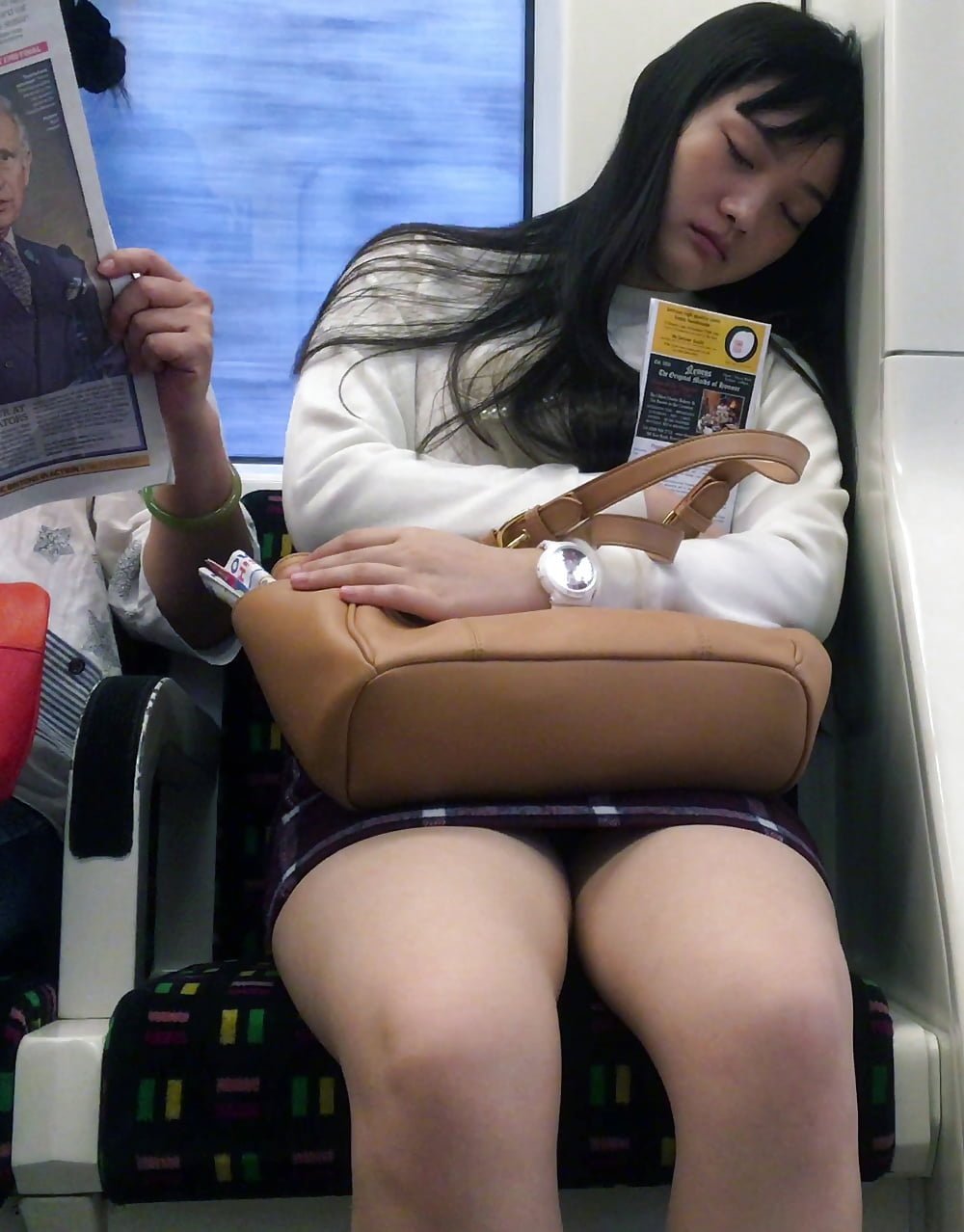 азиатка кончает в метро фото 105