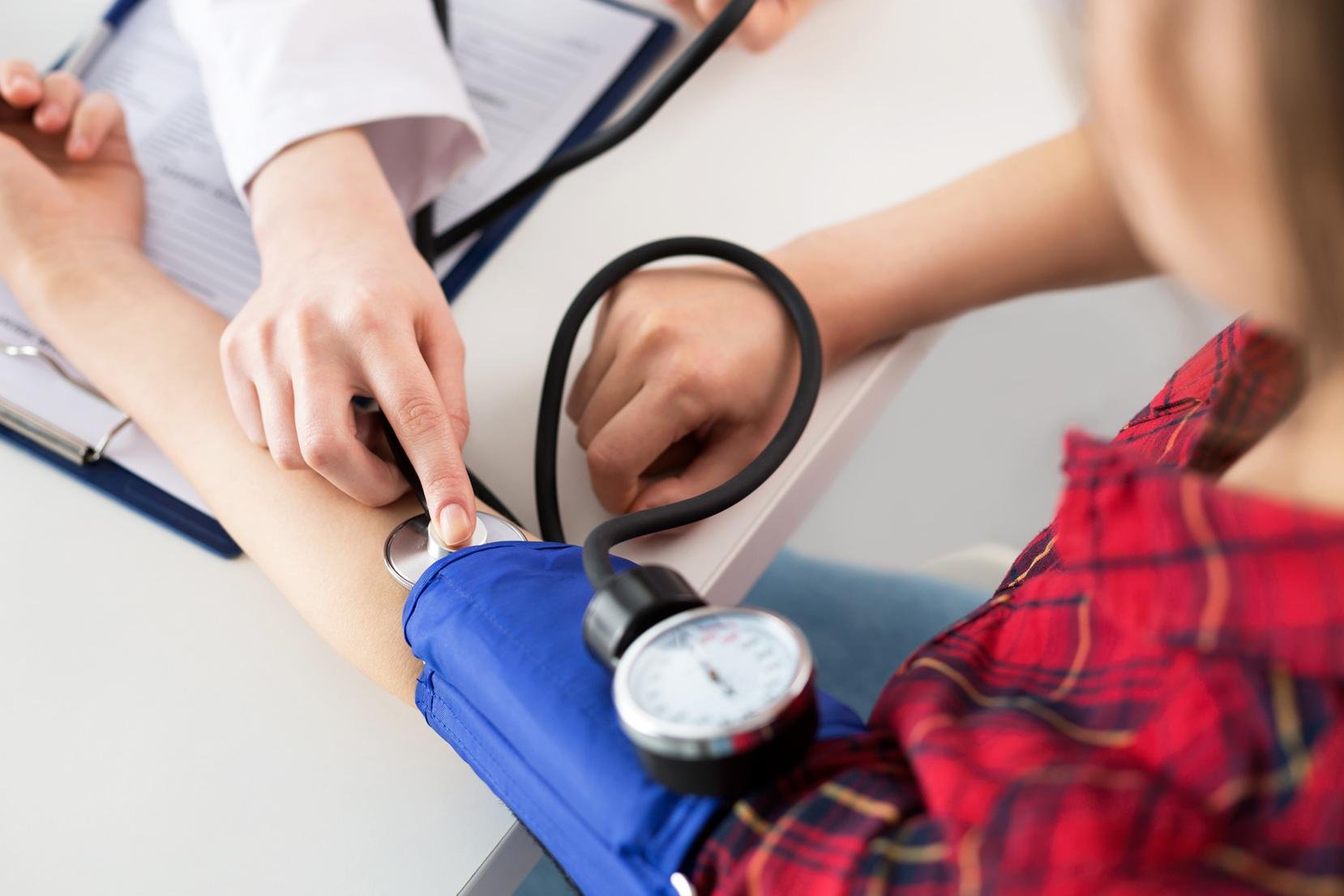 Lower blood pressure. Врач измеряет давление пациенту. Артериальная гипертензия. Измерение ад пациенту. Медицинская сестра измеряет давление.