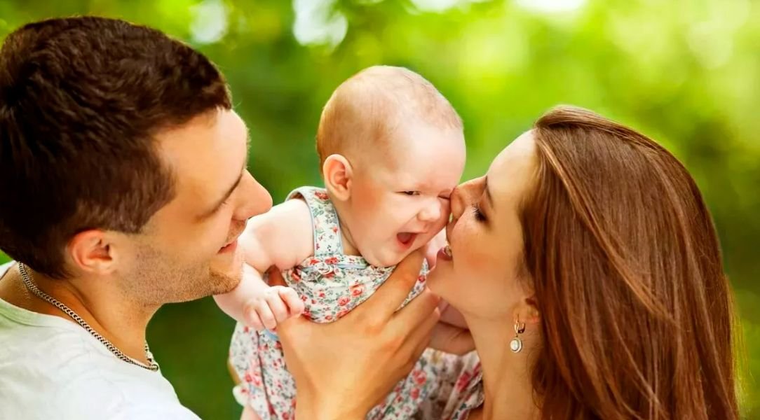 чихание ребенка. в вонях у детей. современная мама с ребенком. взрослый пахнет ребенком. ребенок не хочет есть.