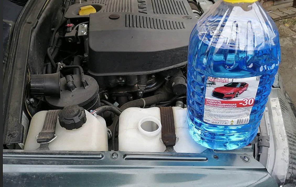 Тосол вместо незамерзайки. Антифризов и незамерзающих жидкостей. Незамерзайка для авто стекло. Куда лить незамерзайку. Незамерзайка бмв.