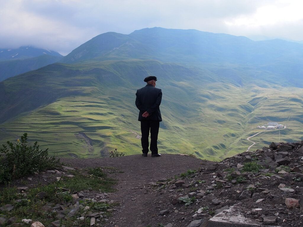 Горе на неделю. Люди в горах Кавказа. Кавказец в горах. Горец в горах. Старик в горах.