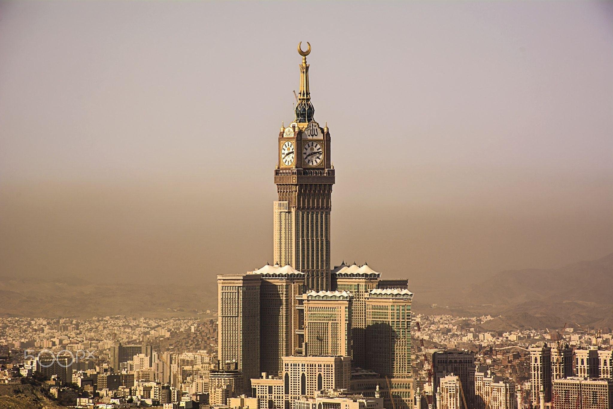 Самый большой часов в мире. Часовая башня Абрадж Аль-Бейт. Абрадж Аль-Бейт (часовая Королевская башня). Абрач альбейт Саудовская Аравия. Часовая башня комплекса Абрадж Аль-Бейт, Мекка (Саудовская Аравия).