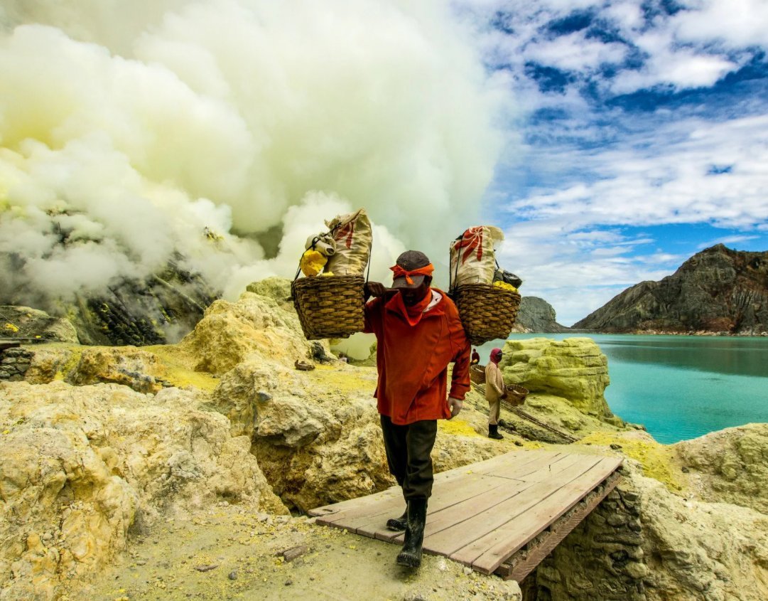 Добыча сера на вулкане Иджен, Индонезия