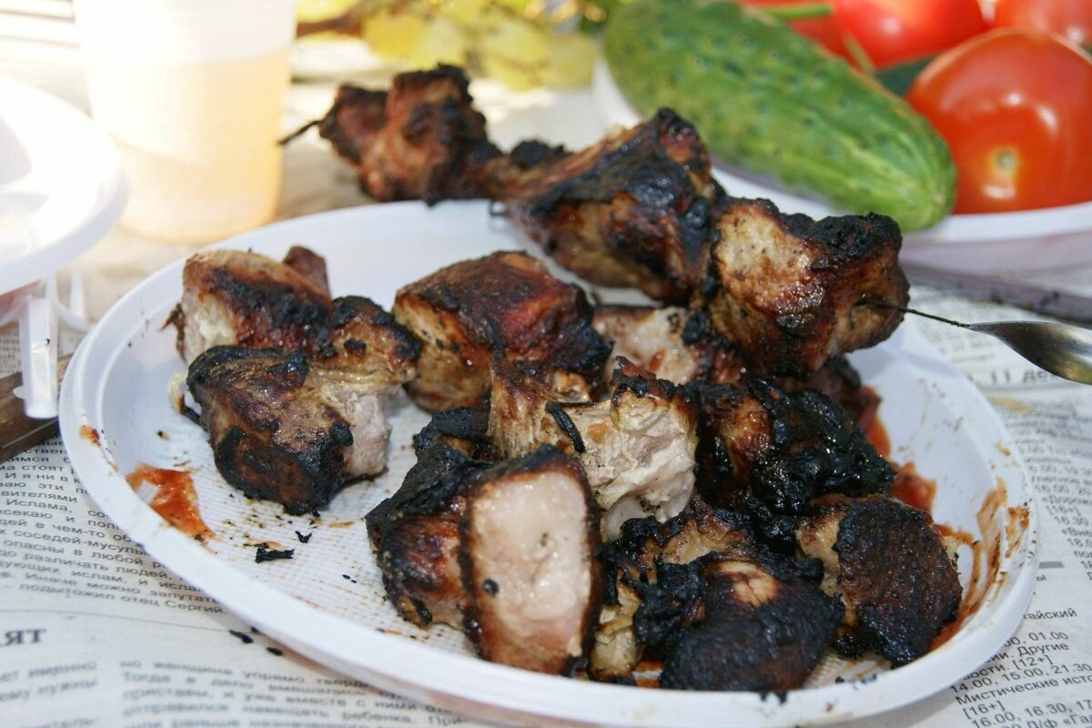 Мангал с огнем. Сгоревший шашлык. Сгоревший шашлык. Шашлык на тарелке. Шашлык на огне.