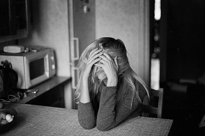 грустная женщина. усталая женщина. грустная девочка. женщина грустит. женщина устала.