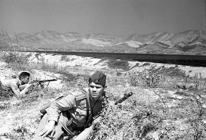 Кадры новороссийск. Новороссийск малая земля 1943. Десант Новороссийск 1943. Освобожденный Новороссийск 1943. Бои за Новороссийск 1943.