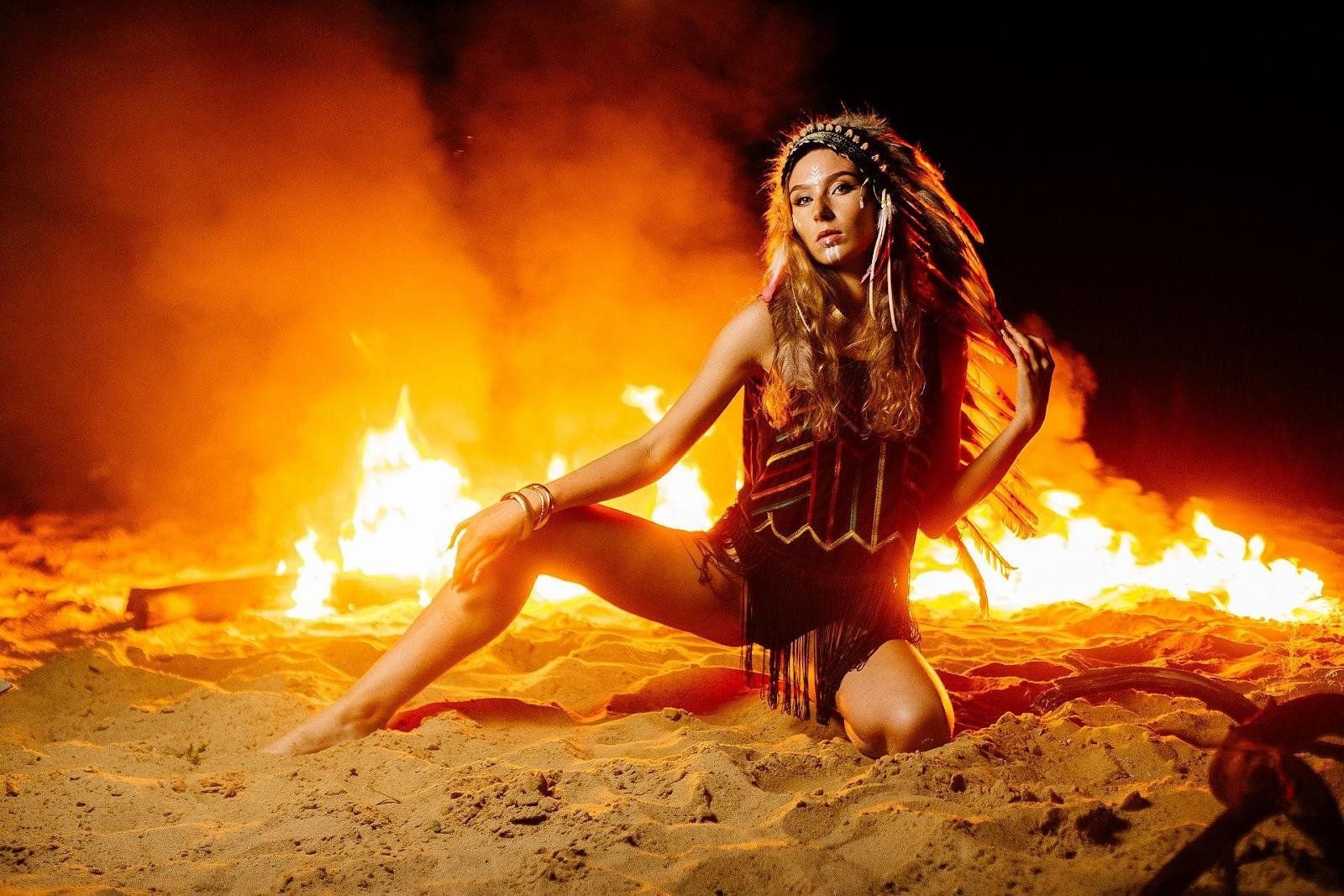 якутский шаман. горит огонь песня шамана. мужчина и женщина в огне. ритуал с огнем. горит огонь песня шамана.