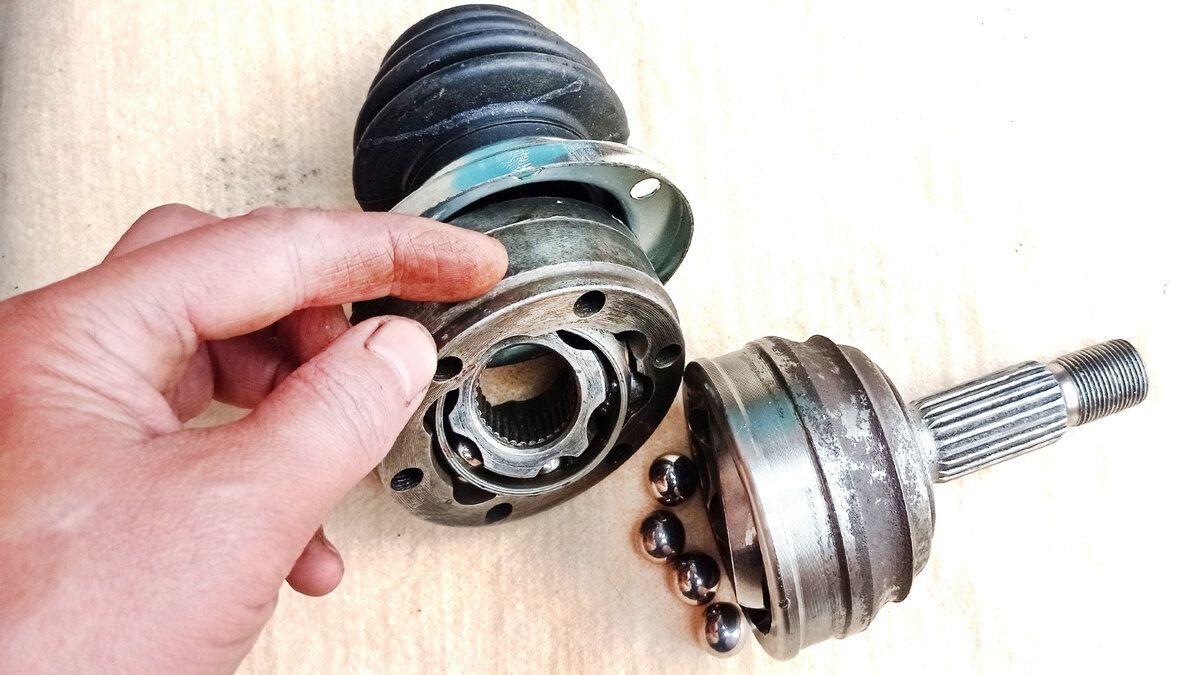 Шрус наружный на машине. Замена пыльника внутреннего шруса ваз 2112. Ауди 80 б4 внутренний шрус. Шрус ваз 2114. Ваз-2114 внутренняя граната неисправности.