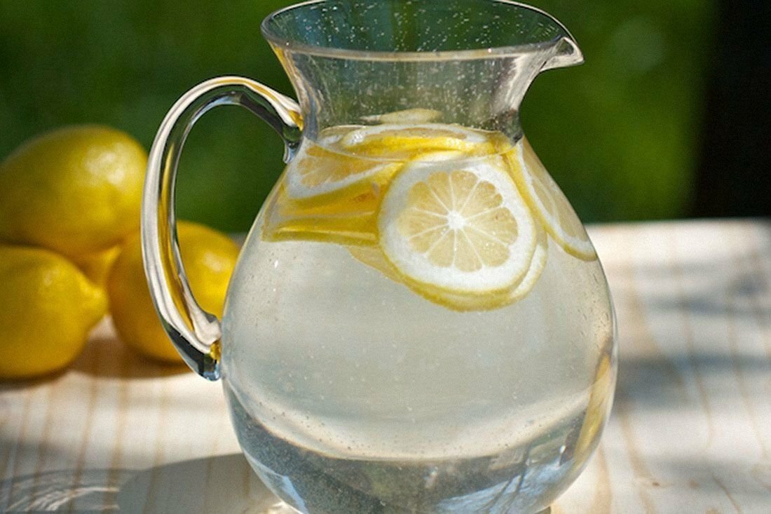 Кипяченую воду натощак. Вода с лимоном. Графин "вода". Лимонад в графине. Стакан воды с лимоном.