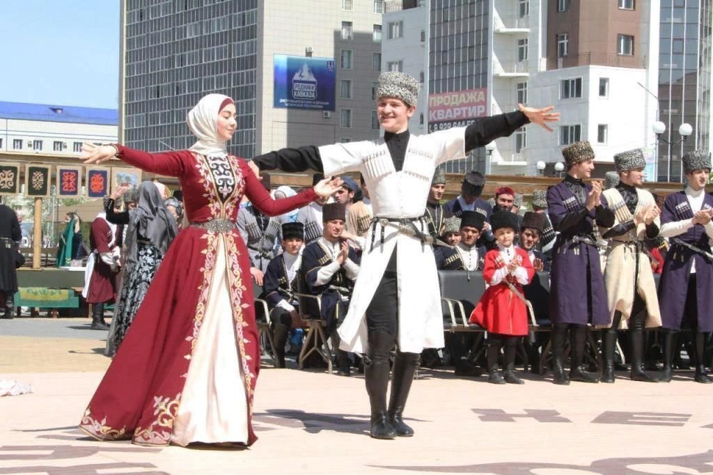 Чеченка в национальном костюме