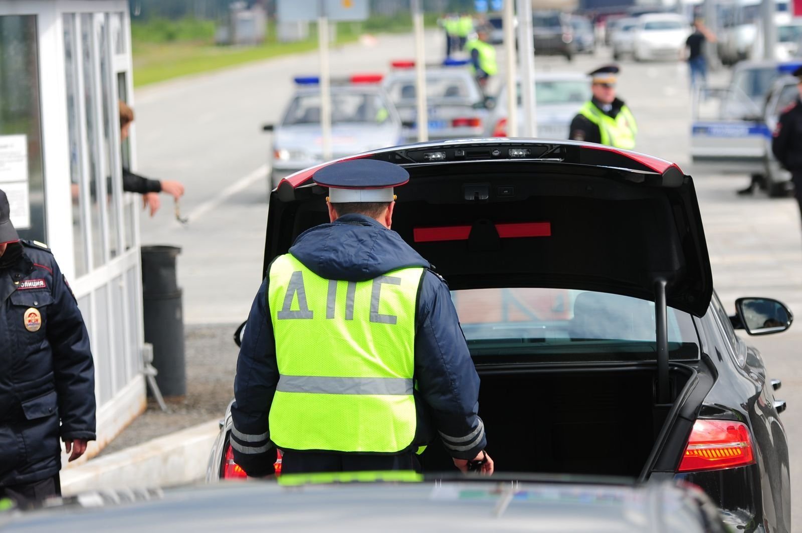 Дпс просит открыть. Досмотр автомобиля. Обыск автомобиля. Гаишник осматривает машину. Полиция досмотр авто.