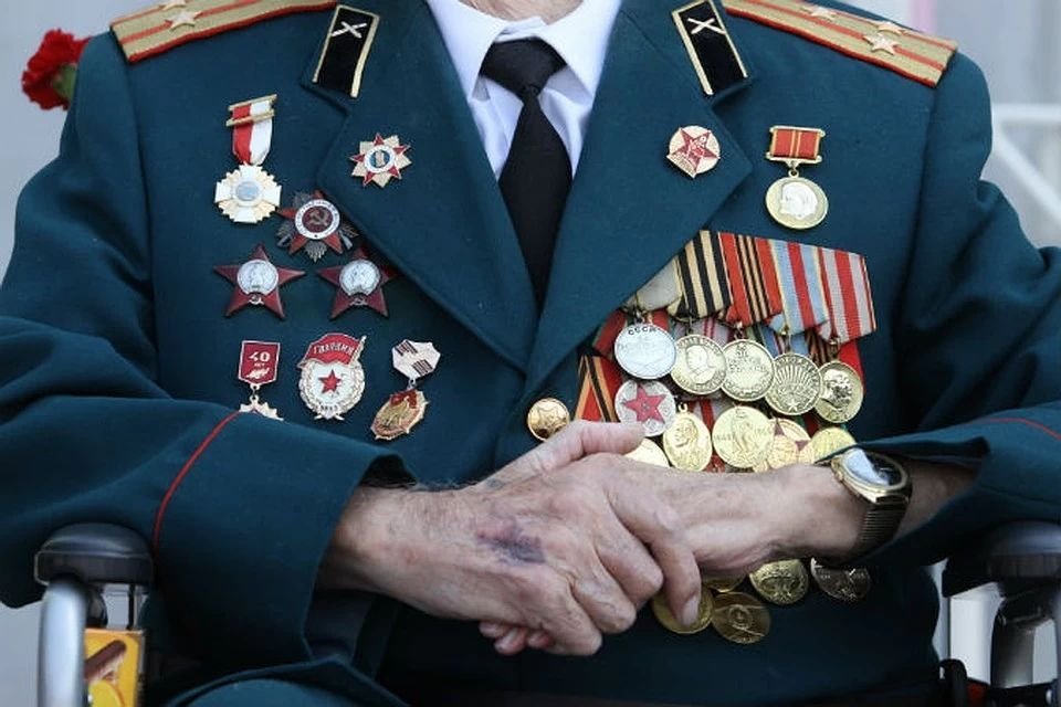 Фото военных наград. Медали на пиджаке. Ордена на пиджаке. Ветеран с медалями. Медали военные.