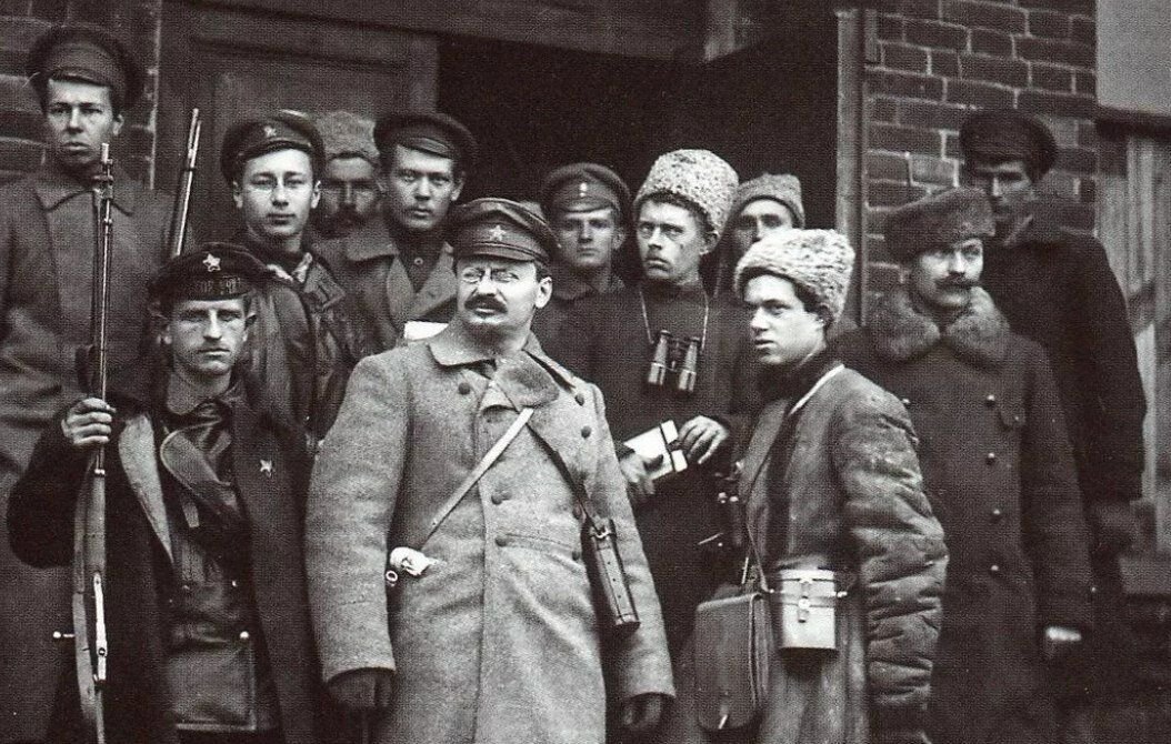 Левее большевиков. Троцкий Лев Давидович 1917. Лев Давидович Троцкий 1918. Лев Троцкий революция. Лев Давидович Троцкий Октябрьская революция.