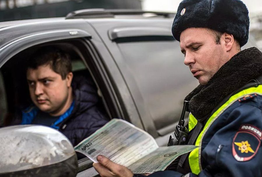 Проверка документов полицией. Сотрудник ГИБДД проверяет документы. Гаишник и водитель. Полицейский останавливает машину. Инспектор останавливает машину.