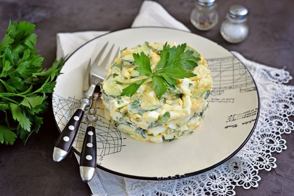 Итальянский салат с копченой курицей сыром свежим огурцом и яйцами