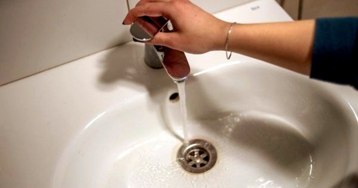 горячая вода вместо холодной из крана. вода из крана в раковину. вместо горячей воды идет холодная. течет теплая вода вместо горячей. течет теплая вода вместо горячей.