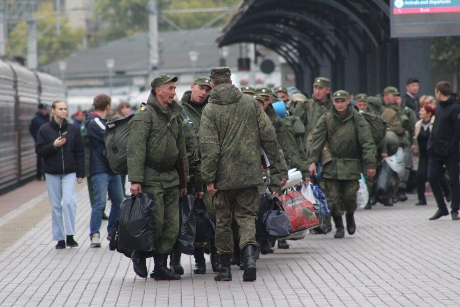 Мобилизованные домой 2023. Мобилизованные на вокзале. Саратов мобилизация 2022. Мобилизация в Саратове. Мобилизация проводы.