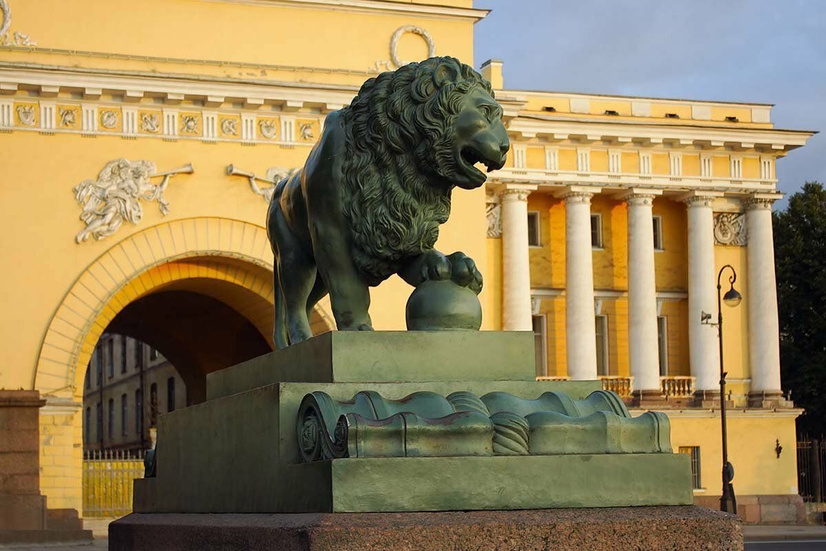 скульптура льва в санкт петербурге