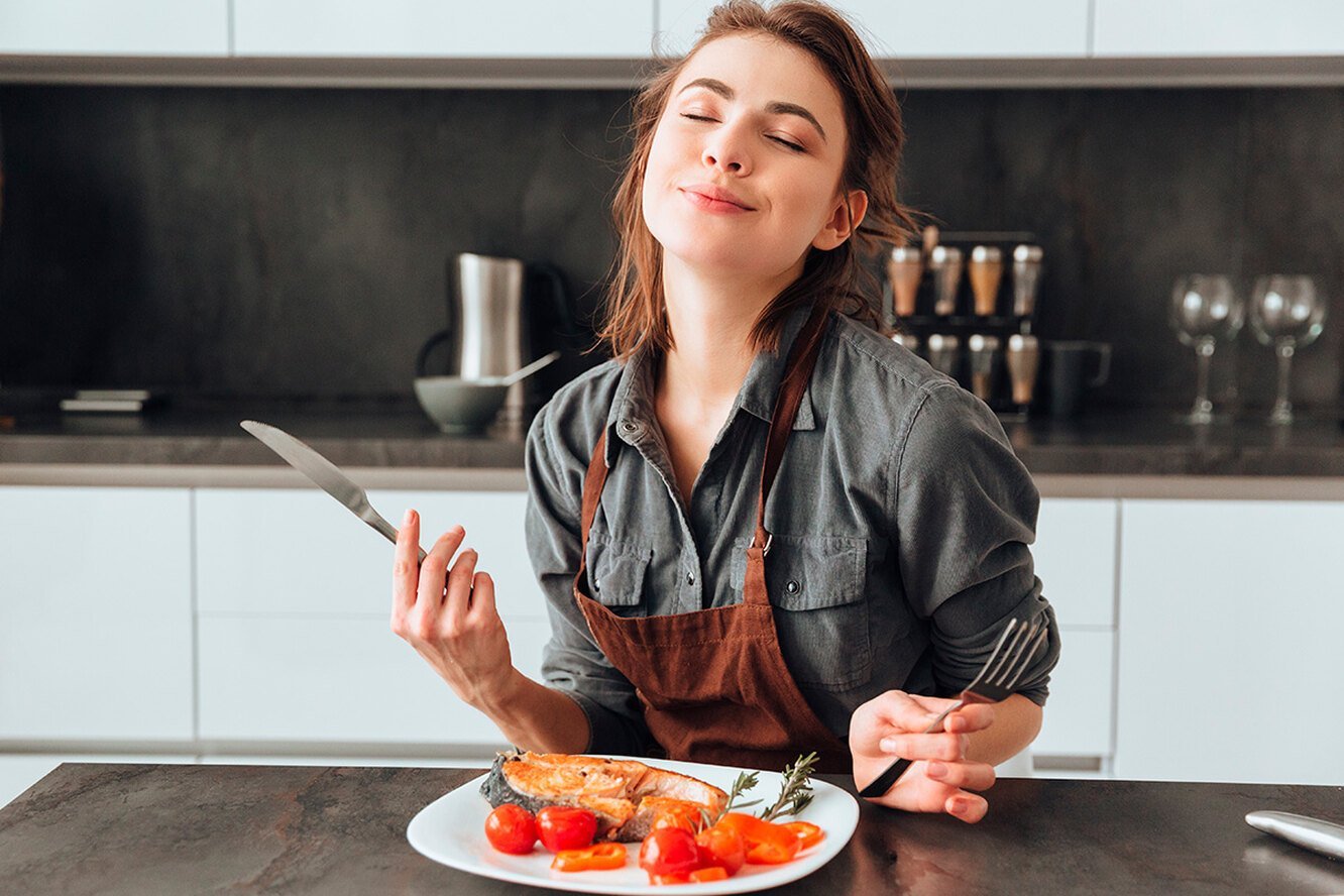 Сонник вкусно есть. Еда на женщине. Удовольствие от пищи. Женщина на кухне. Наслаждение едой.