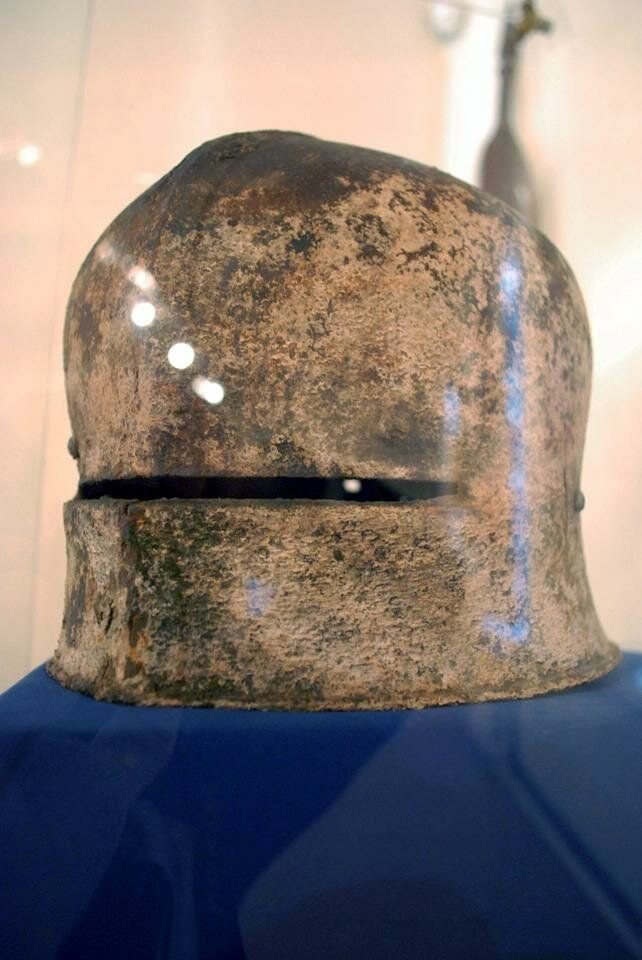 Нашли шлем. Средневековый шлем салад. Греческий шлем. Шлем римского легионера. Шлем древней греции.