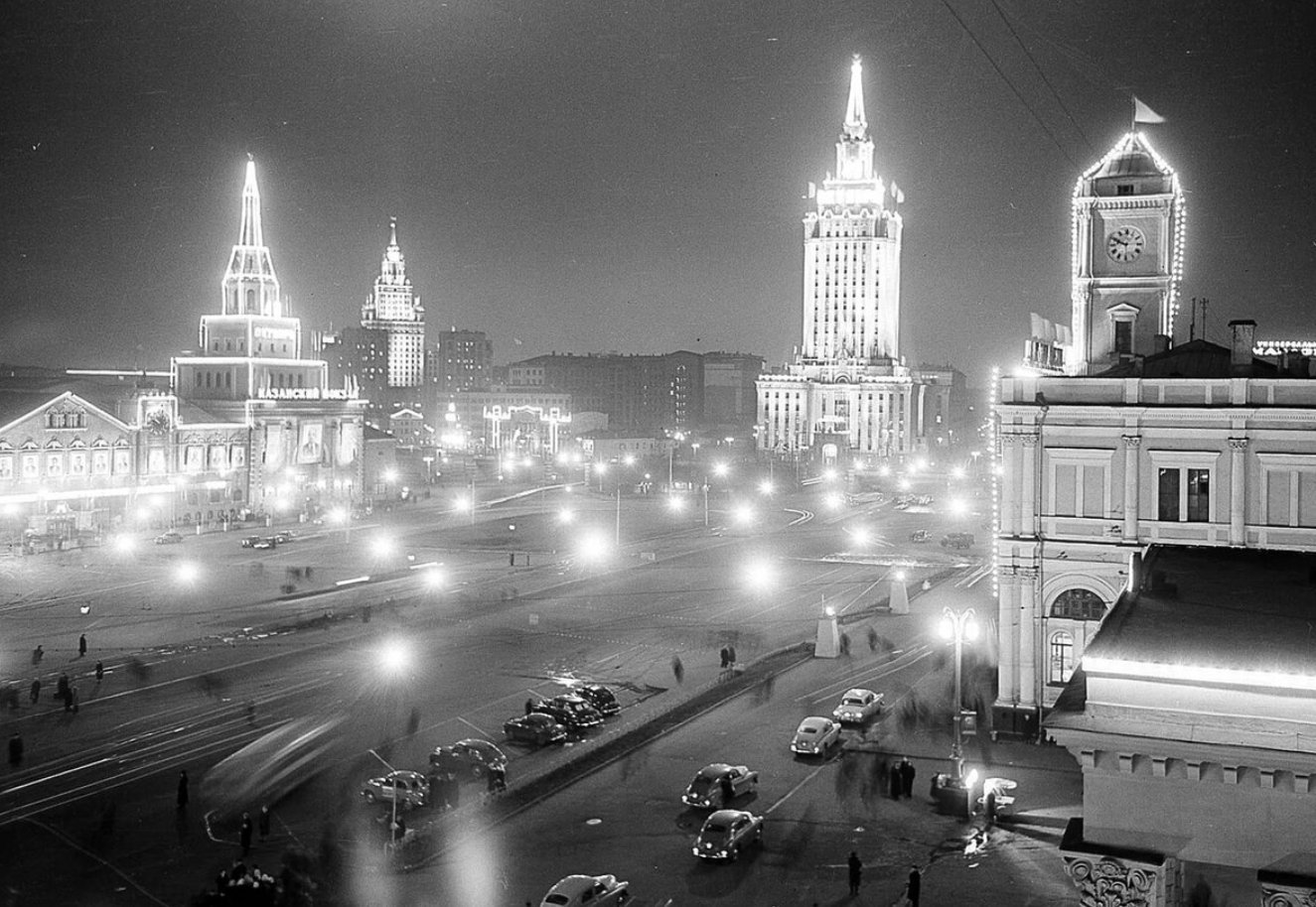 Советская ночь. Комсомольская площадь 1950. Москва 60х площадь трех вокзалов. Ночная Москва 80е. Москва СССР.