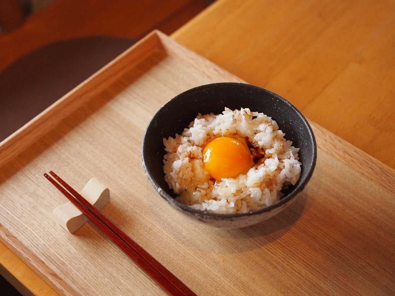 Суп на завтрак у японцев 4 буквы. Тамаго какэ. Рис Гохан. Гохан с яйцом. Тамаго кейк Гохан.