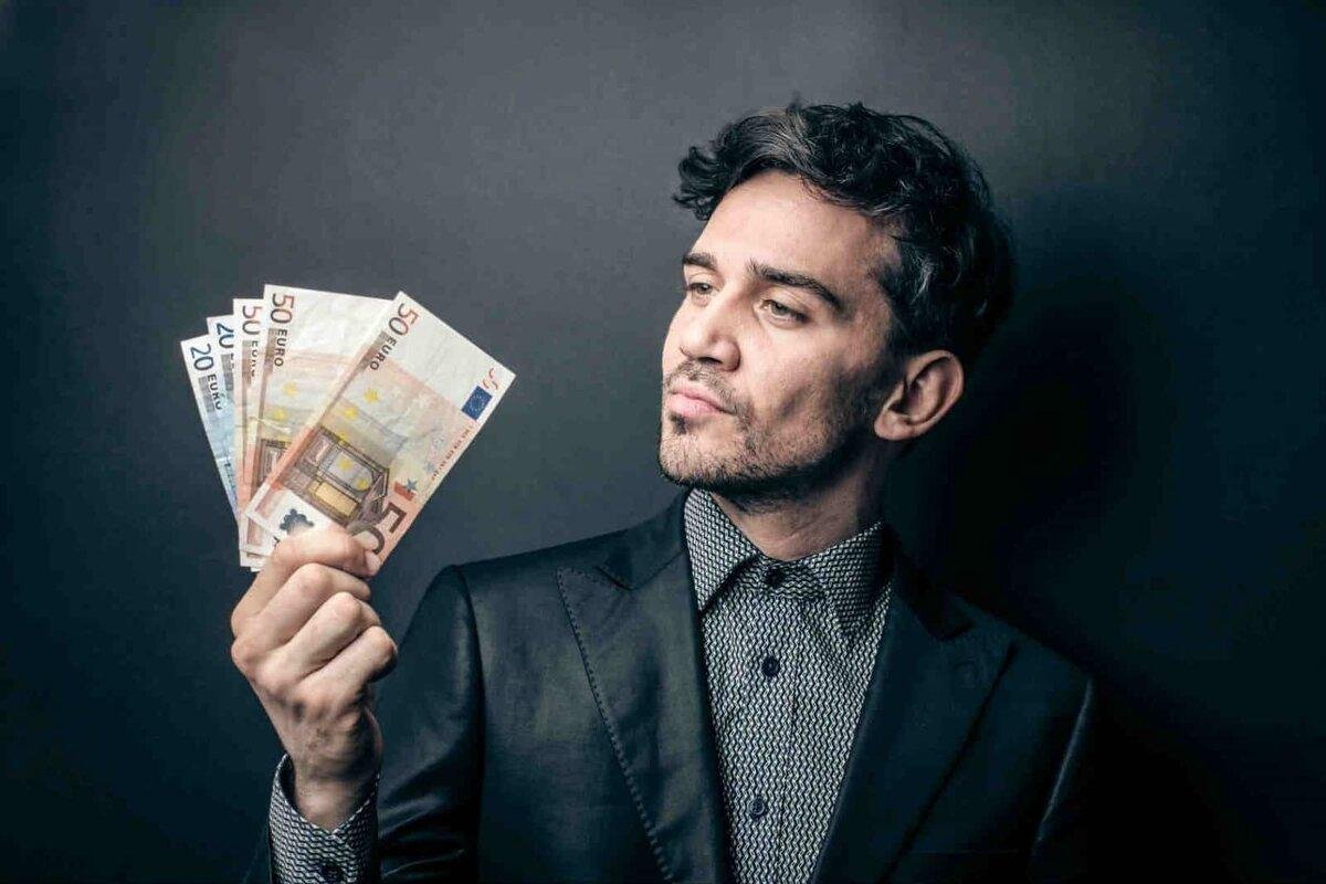 Мужчина с деньгами в руках фото