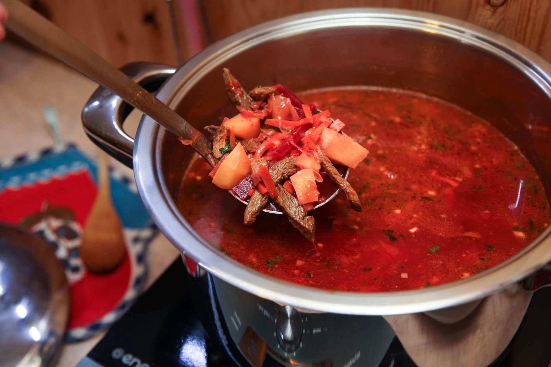 Правильный борщ вкусно. Борщ в кастрюле. Красный борщ. Борщ домашний. Украинский борщ в кастрюле.