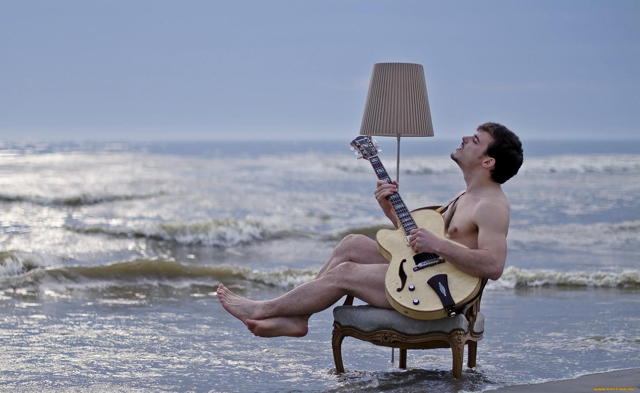 Мужчина на пляже смешно. Парень с гитарой. Музыканты на пляже. Музыканты на берегу моря. Слушать песню отдыхаем хорошо