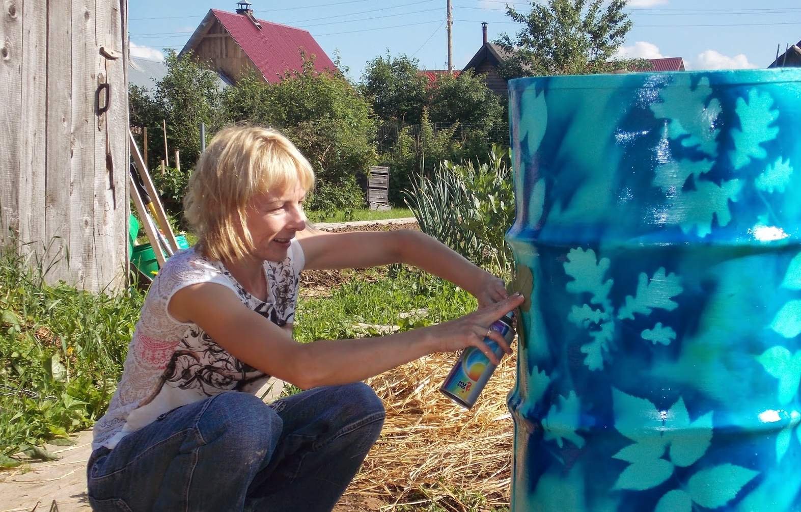 Как покрасить бочки в саду фото