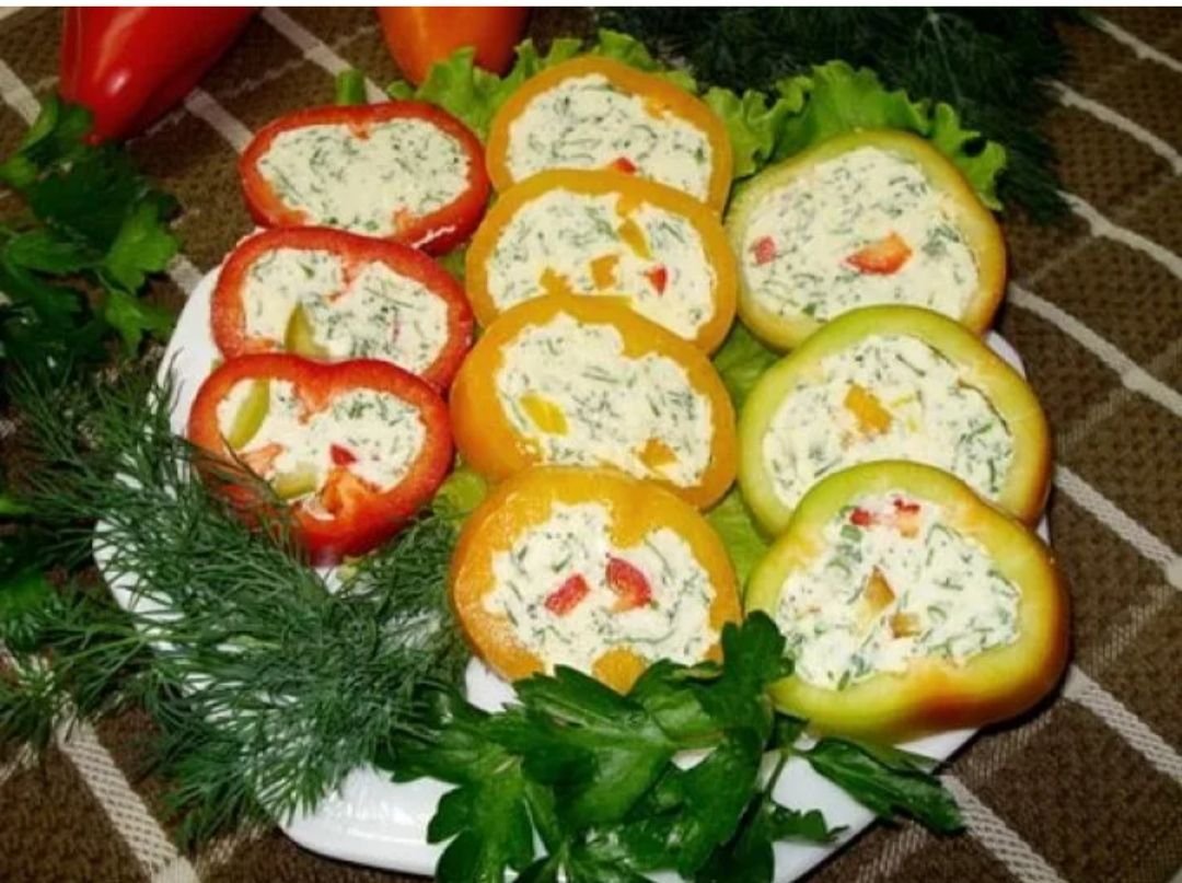 Перцы с брынзой. Перец фаршированный брынзой. Закуска болгарский перец фаршированный брынзой. Перец фаршированный закуска холодная. Болгарский перец фаршированный сыром и чесноком.