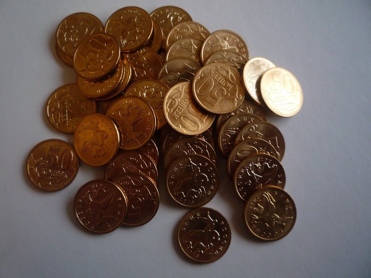 Монетки чешуйки. Мелочь монеты. Из нескольких монет. Из нескольких монет. Много монет.