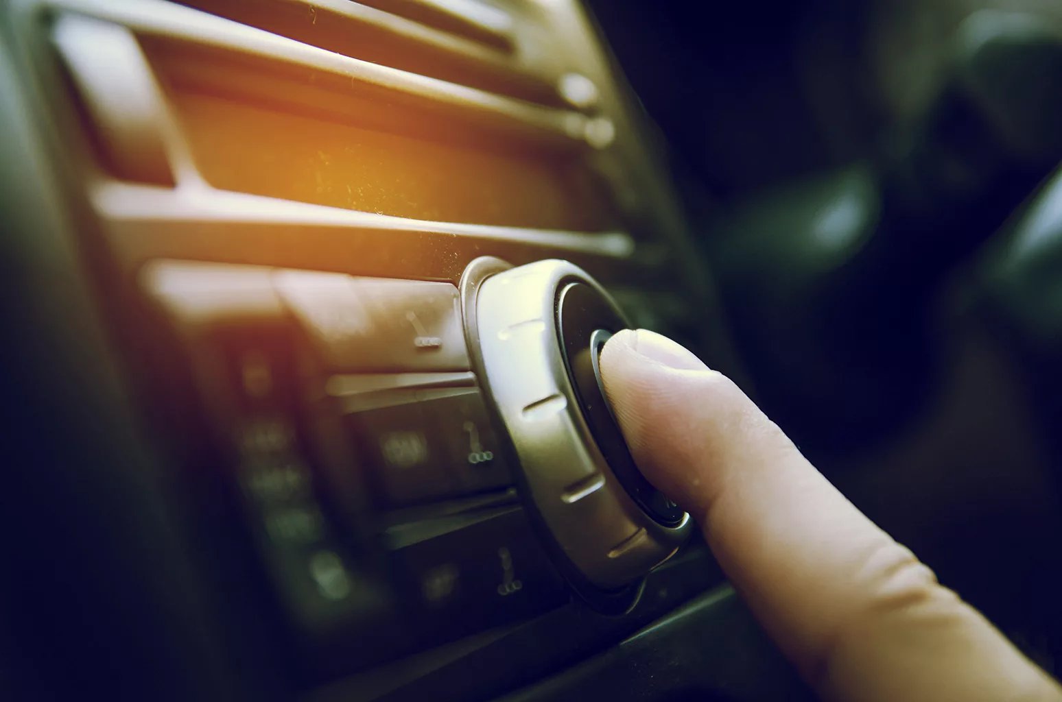Слушать музыку 2024г новинки в машину. Радиоприемник в машине. Прослушивание музыки в машине. Музыка в машину слушать. Человек слушает музыку в машине.