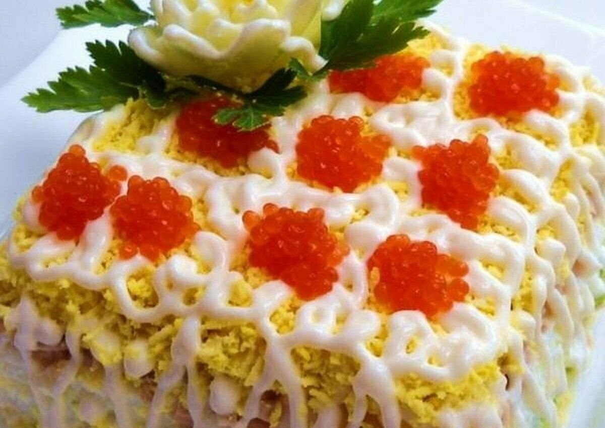 Вкусный салат на день рождения. Красивые салаты на праздничный. Необычное украшение салатов. Красивые салаты на день рождения. С днем рождения малат.