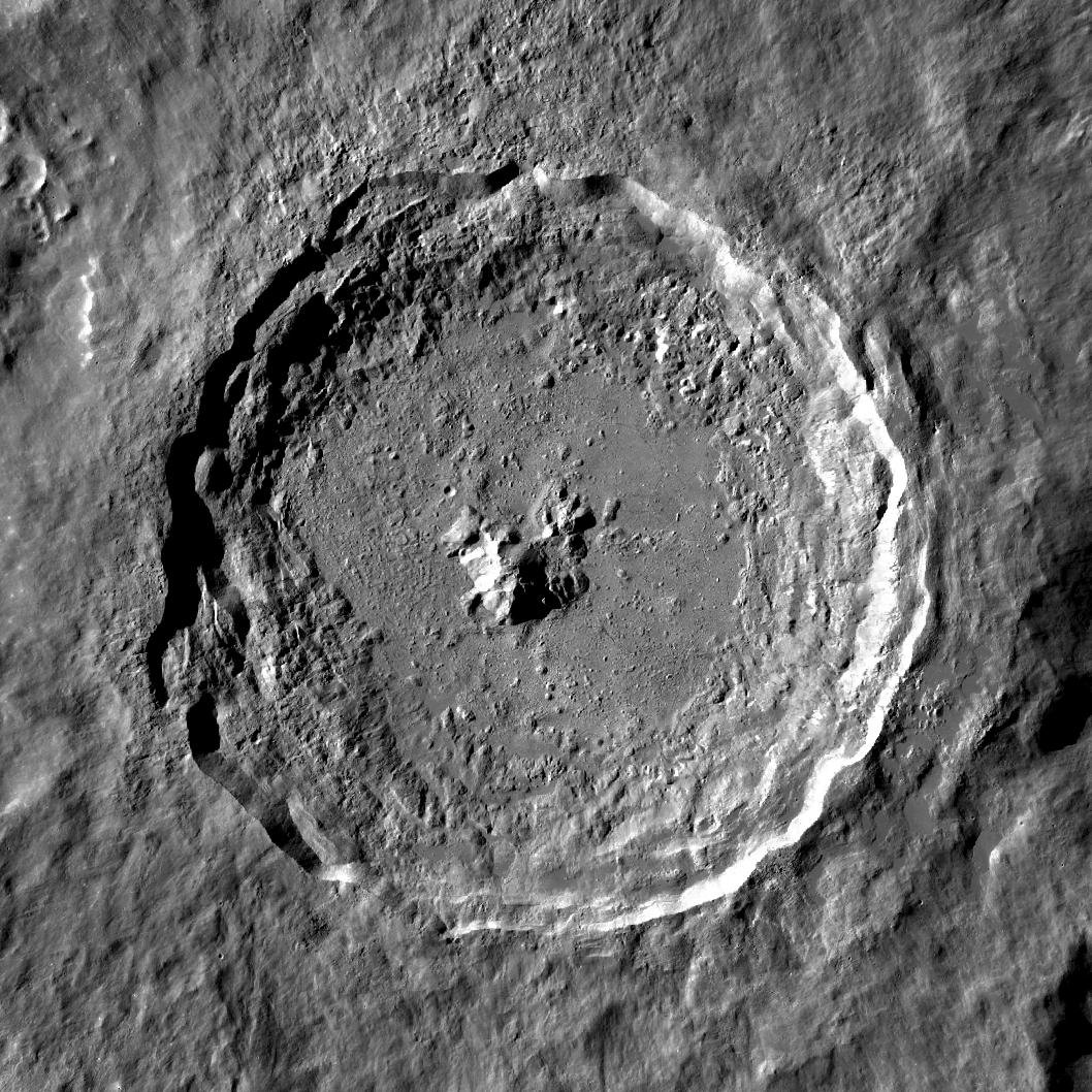 Большой кратер луны. Гиппарх (лунный кратер). Кратер Tycho. Кратер тихо Браге. Кратер Герцшпрунг на Луне.