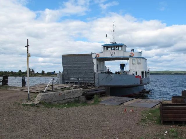 Паром ходит. Паром Оса Монастырка. Паромная переправа Оса - Монастырка. Паром Оса Пермский край. Оса Пермский край переправа паромная.